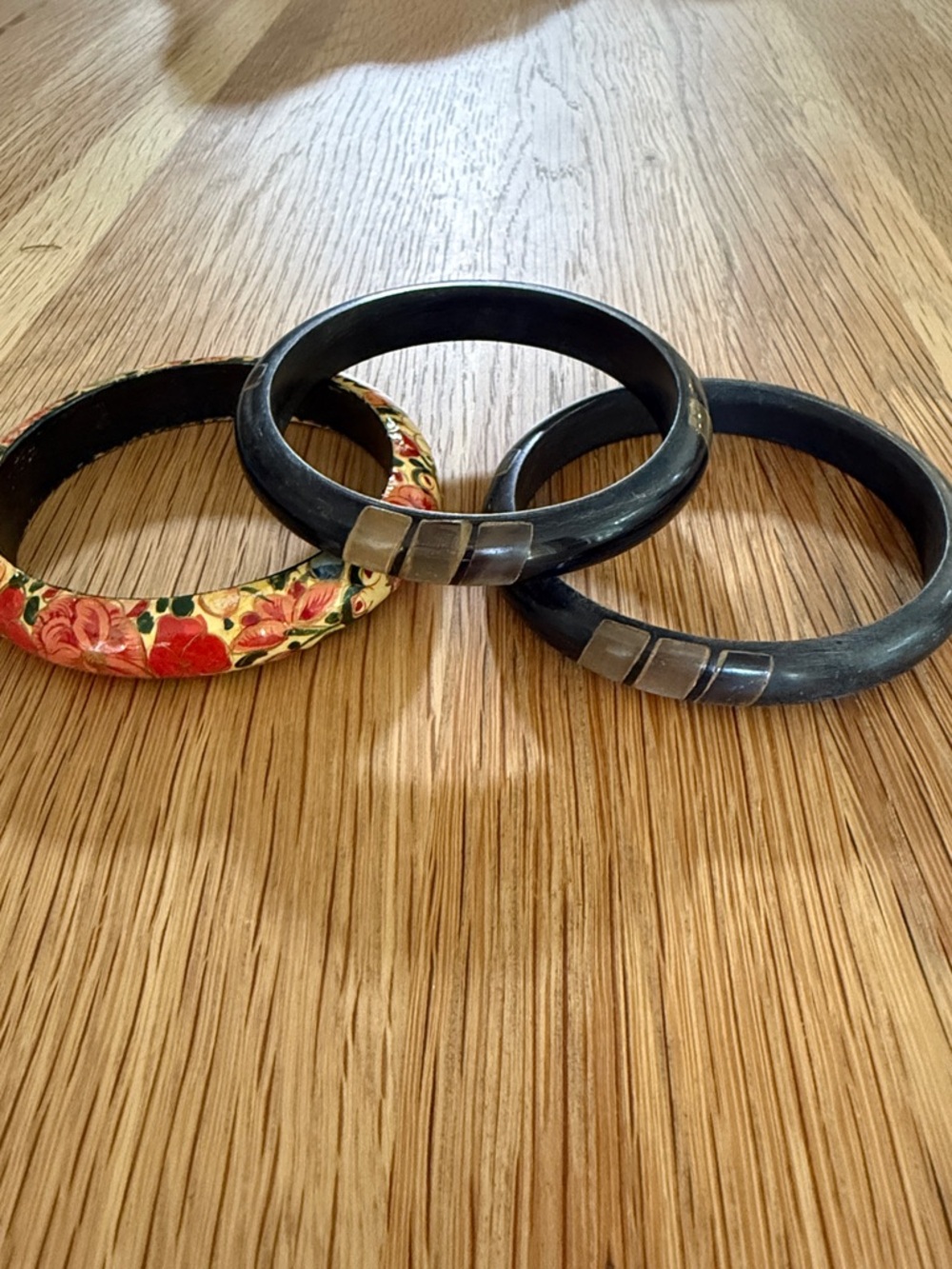 VTG 90s Two Wood with Shell Inlay and one Floral Painted Bangle Bracelet Set - Picture 3 of 7